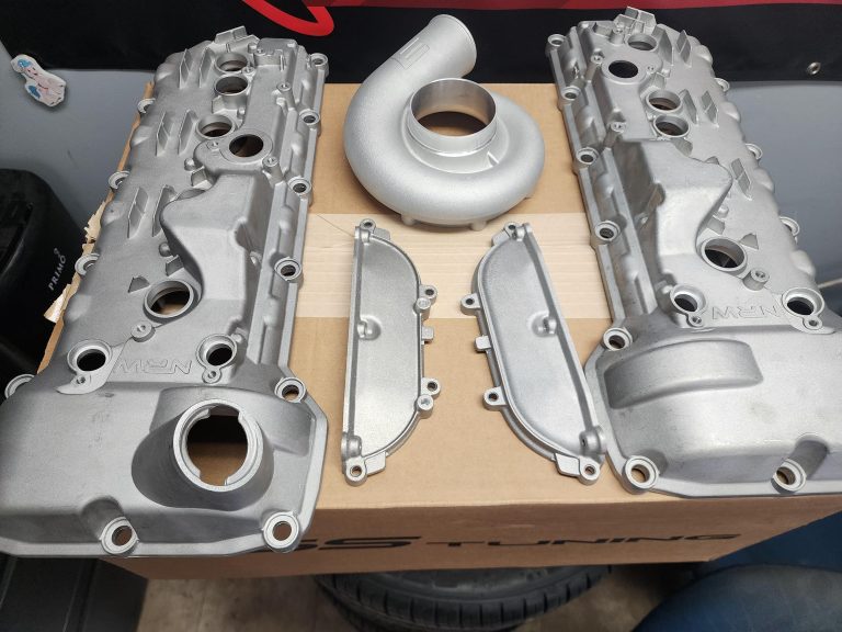 Engine covers and a curved housing arranged on a workbench